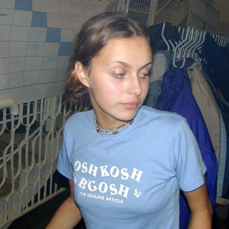 Везде бы таких красивых гардеробщиц =))