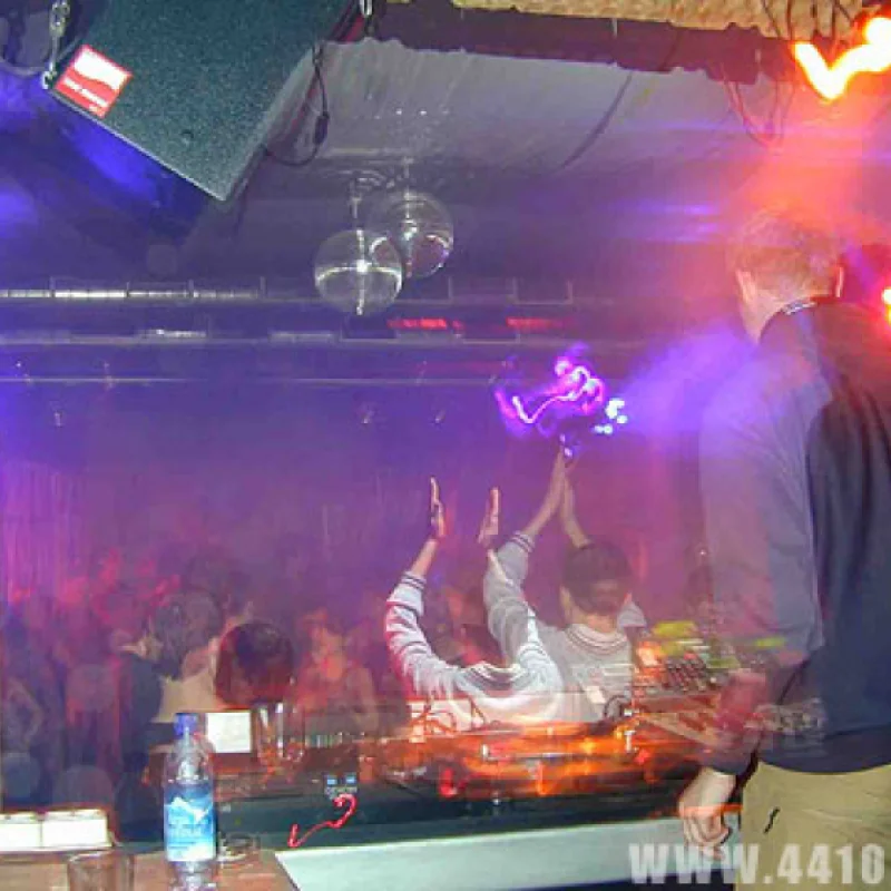 Немецкий DJ никак не наиграется =)