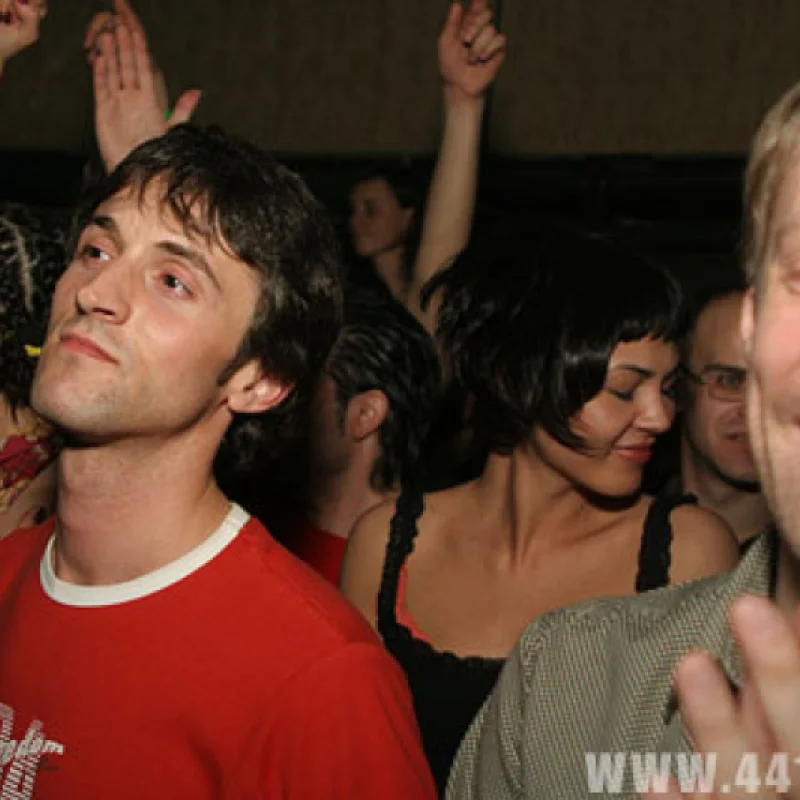 dj Иванов в окружении фанов