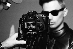 Tesla Boy thinks of you: premiere of the music video Thinking Of You